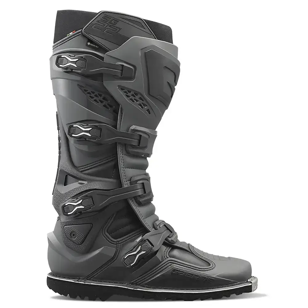 Detalle de pintura y diseño en tonalidad 13 del SG22 GORE-TEX® ENDURO BATTLESHIP - Moto Garage Miami