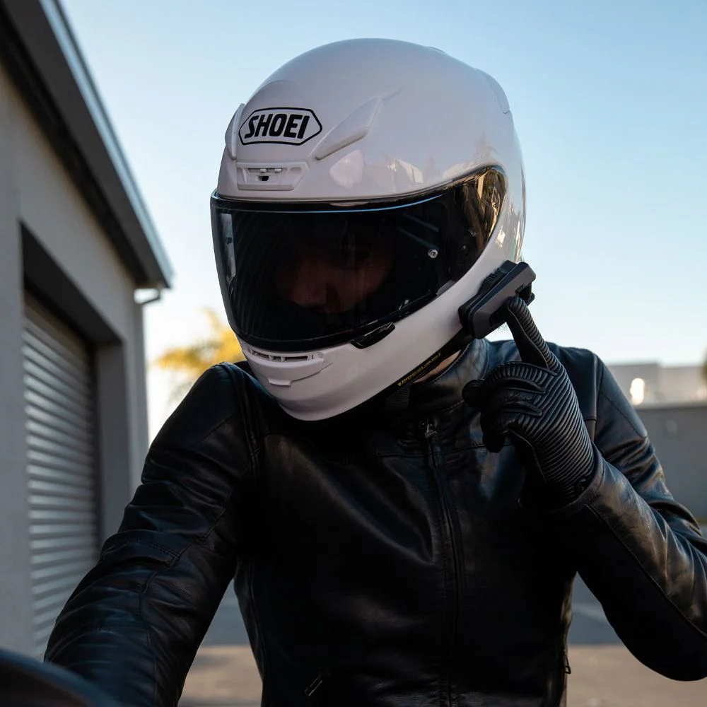 Cardo Packtalk Edge Tecnología: Conectividad total para motociclistas premium.