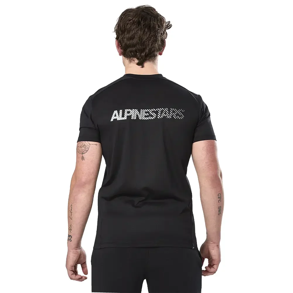 Primer plano de la construcción y material del EXEMPTION PERFORMANCE - Camiseta Alpinestars - Moto Garage Miami