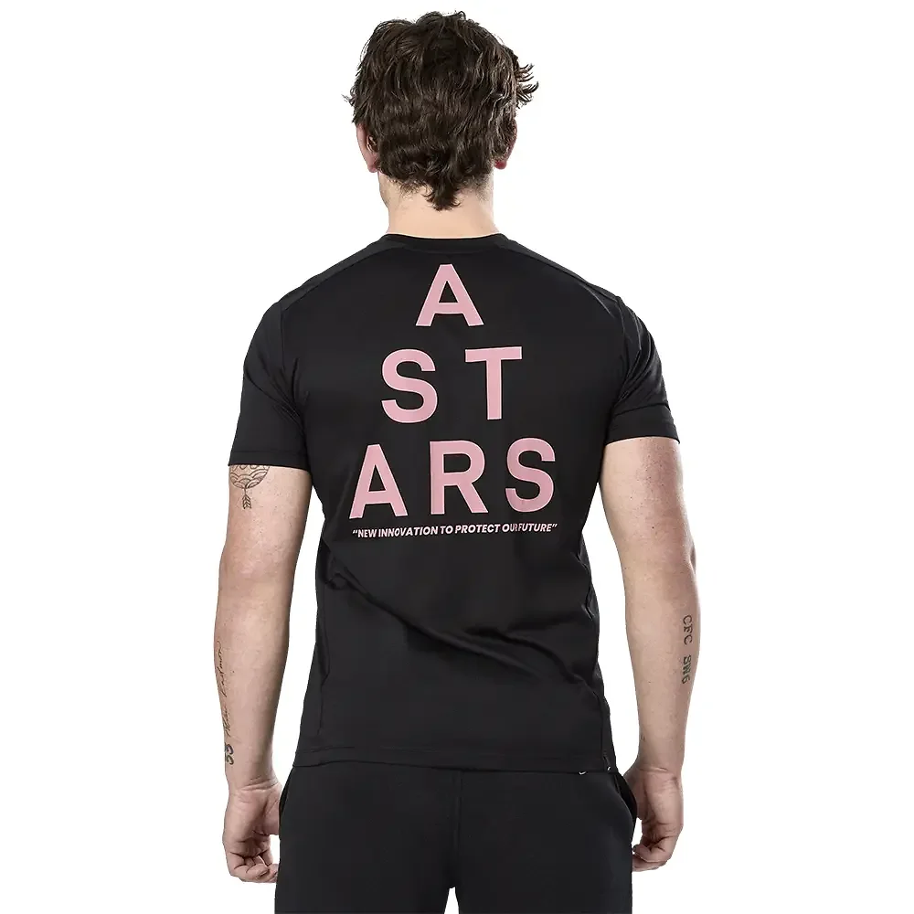 Detalle posterior y spoiler integrado del equipamiento ATTRITION PERFORMANCE - Camiseta Alpinestars - Moto Garage Miami