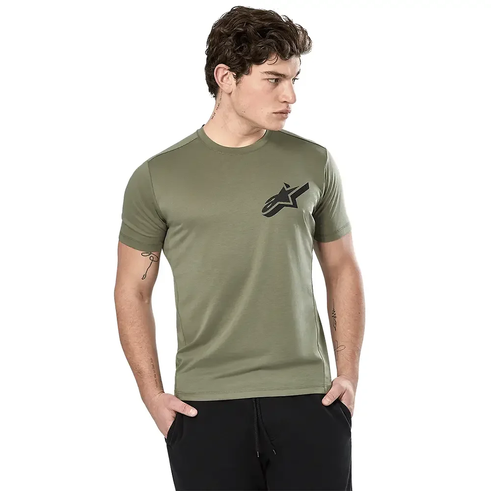 Primer plano de la construcción y material del ATTRITION PERFORMANCE - Camiseta Alpinestars - Moto Garage Miami