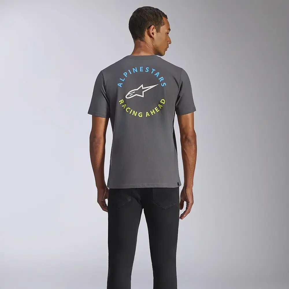 Vista frontal y diseño de calota del TRUE CSF - Camiseta Alpinestars - Moto Garage Miami