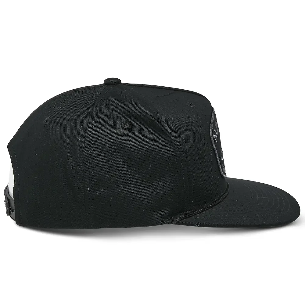 Primer plano de la construcción y material del Promptus Snapback / Gorra Alpinestars - Moto Garage Miami