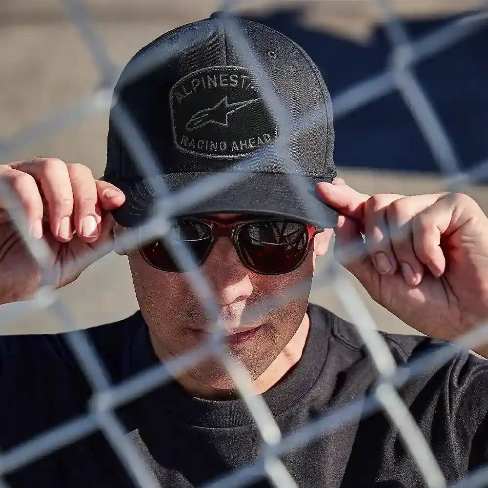 Detalle posterior y spoiler integrado del equipamiento Promptus Snapback / Gorra Alpinestars - Moto Garage Miami