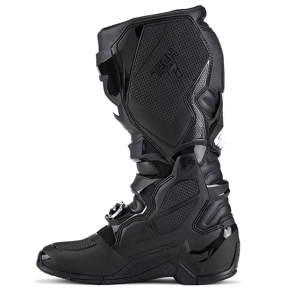 Detalle posterior y spoiler integrado del equipamiento TECH 7 MX / Botas Alpinestars - Moto Garage Miami