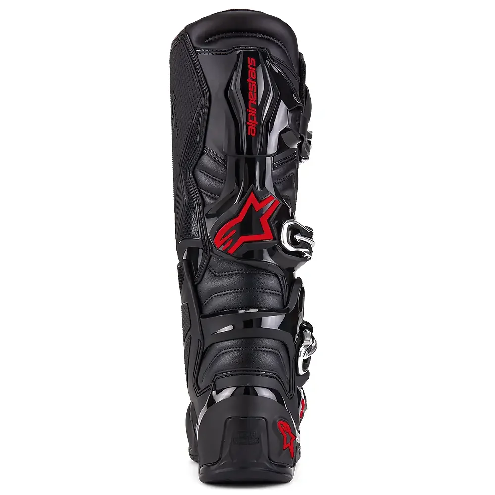 Detalle posterior y spoiler integrado del equipamiento TECH 7 MX / Botas Alpinestars - Moto Garage Miami
