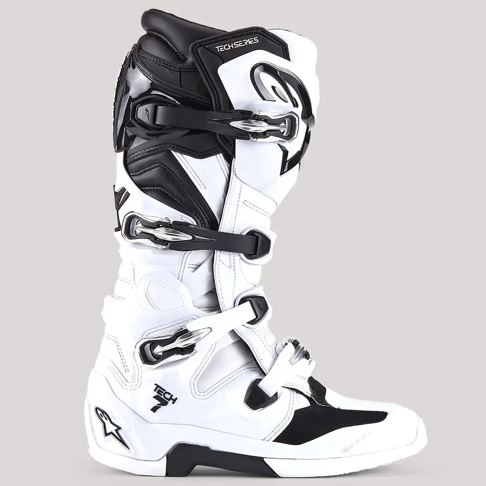 Detalle posterior y spoiler integrado del equipamiento TECH 7 MX / Botas Alpinestars - Moto Garage Miami