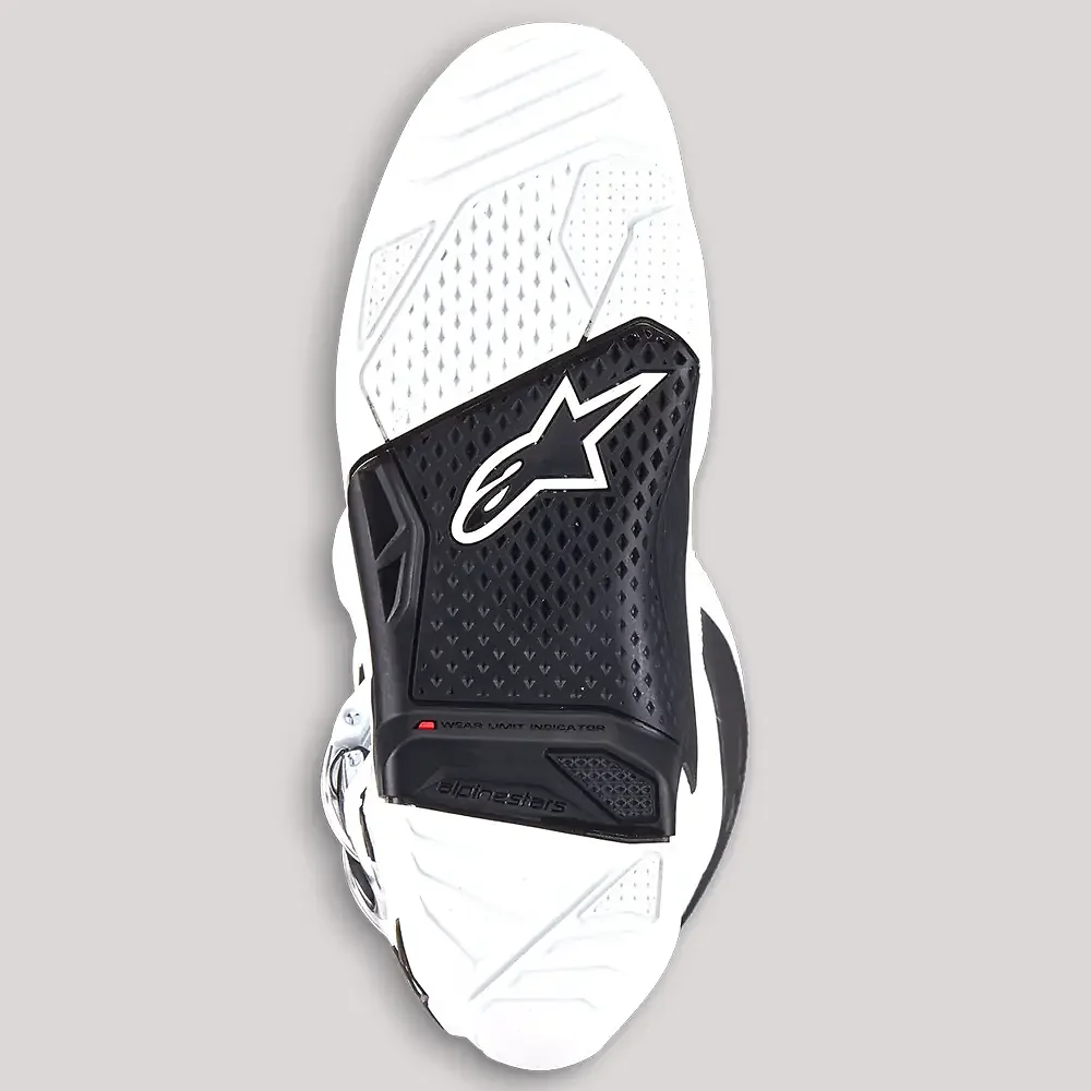 Detalle posterior y spoiler integrado del equipamiento TECH 7 MX / Botas Alpinestars - Moto Garage Miami