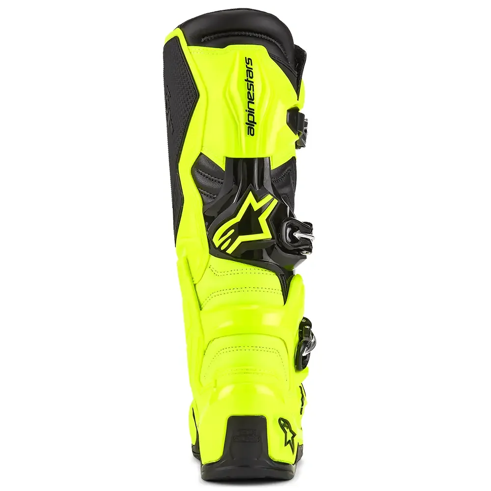 Detalle posterior y spoiler integrado del equipamiento TECH 7 MX / Botas Alpinestars - Moto Garage Miami