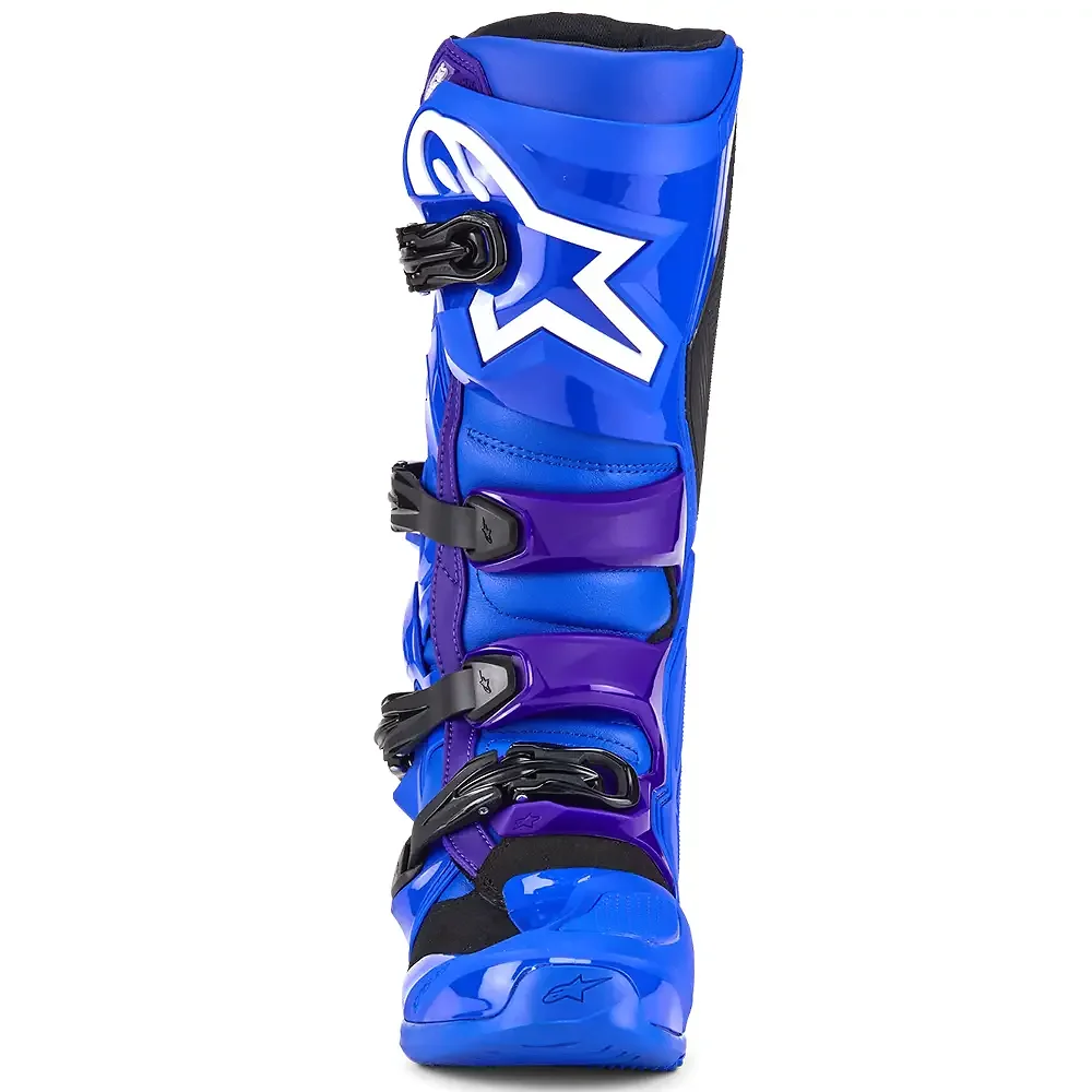 Detalle posterior y spoiler integrado del equipamiento TECH 7 MX / Botas Alpinestars - Moto Garage Miami