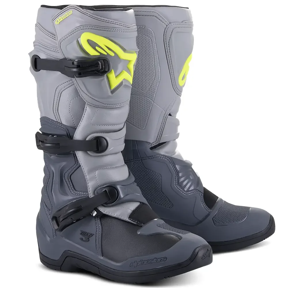 Detalle de pintura y diseño en tonalidad Gris Oscuro/Gris Claro/Negro, 13 del Tech 3 Botas - Moto Garage Miami