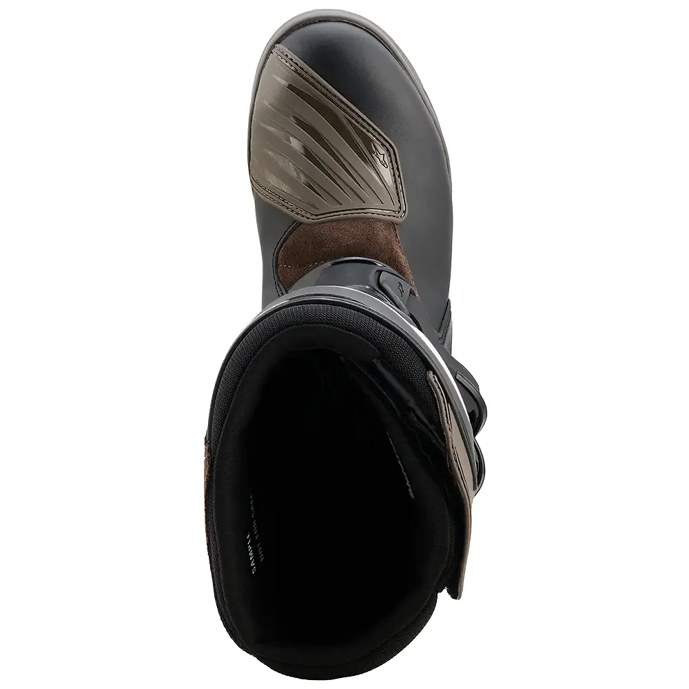 Detalle posterior y spoiler integrado del equipamiento COROZAL V2 Drystar® Botas Alpinestars - Moto Garage Miami