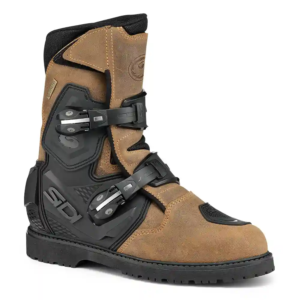 Detalle de pintura y diseño en tonalidad Tabaco, 50 del MID ADVENTURE 2 GORE / Botas - Moto Garage Miami