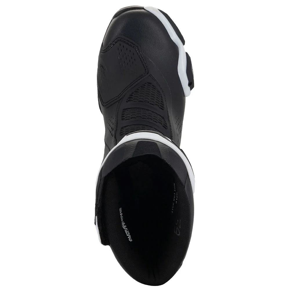 Detalle posterior y spoiler integrado del equipamiento Stella SMX-6 V3 Ventiladas Botas Alpinestars - Moto Garage Miami