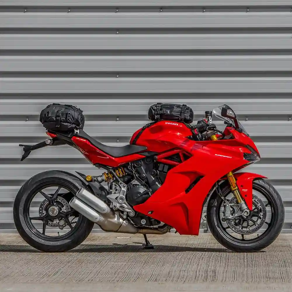 Detalle posterior y spoiler integrado del equipamiento Kriega US-10 Drypack - Moto Garage Miami