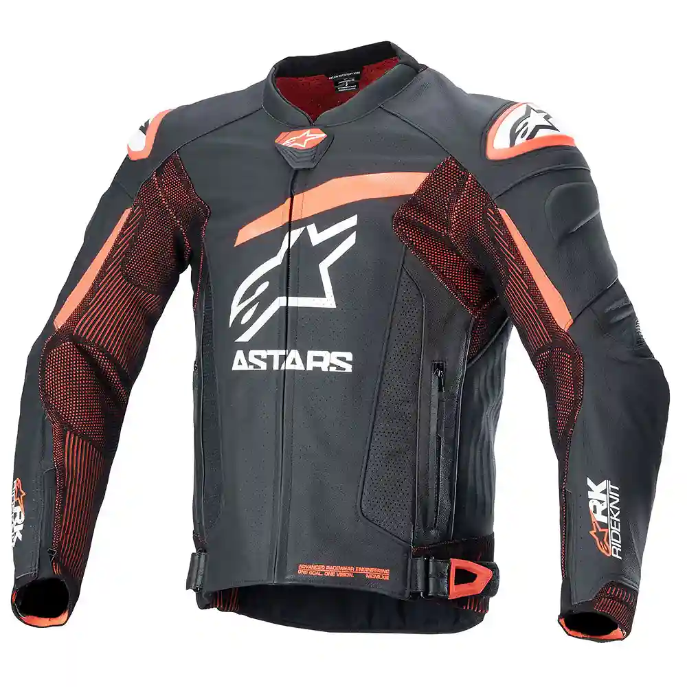 Detalle de pintura y diseño en tonalidad Negro/Rojo Fluo/Blanco, 60 del GP PLUS R V4 RIDEKNIT Chaqueta - Moto Garage Miami