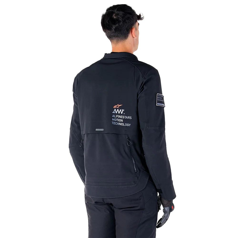 Detalle posterior y spoiler integrado del equipamiento AMT-8 Stretch Drystar® XF / Chaqueta Alpinestars - Moto Garage Miami