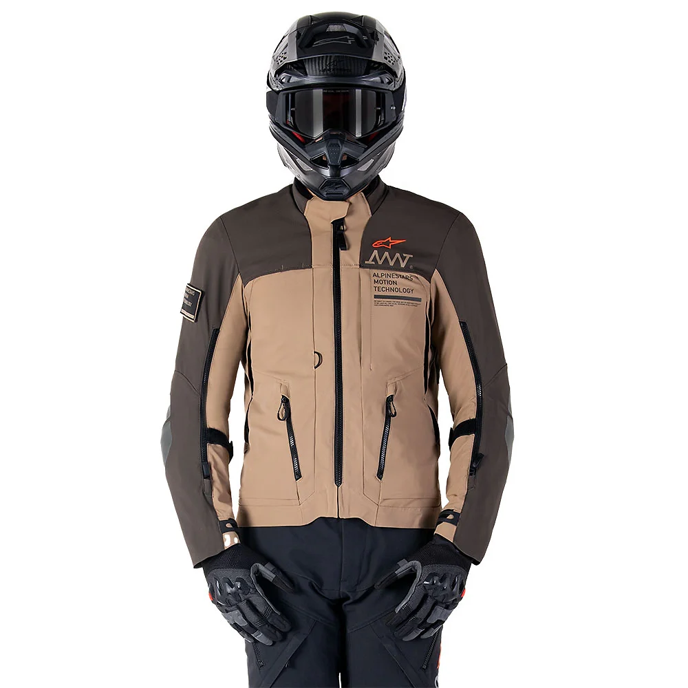 Detalle posterior y spoiler integrado del equipamiento AMT-8 Stretch Drystar® XF / Chaqueta Alpinestars - Moto Garage Miami