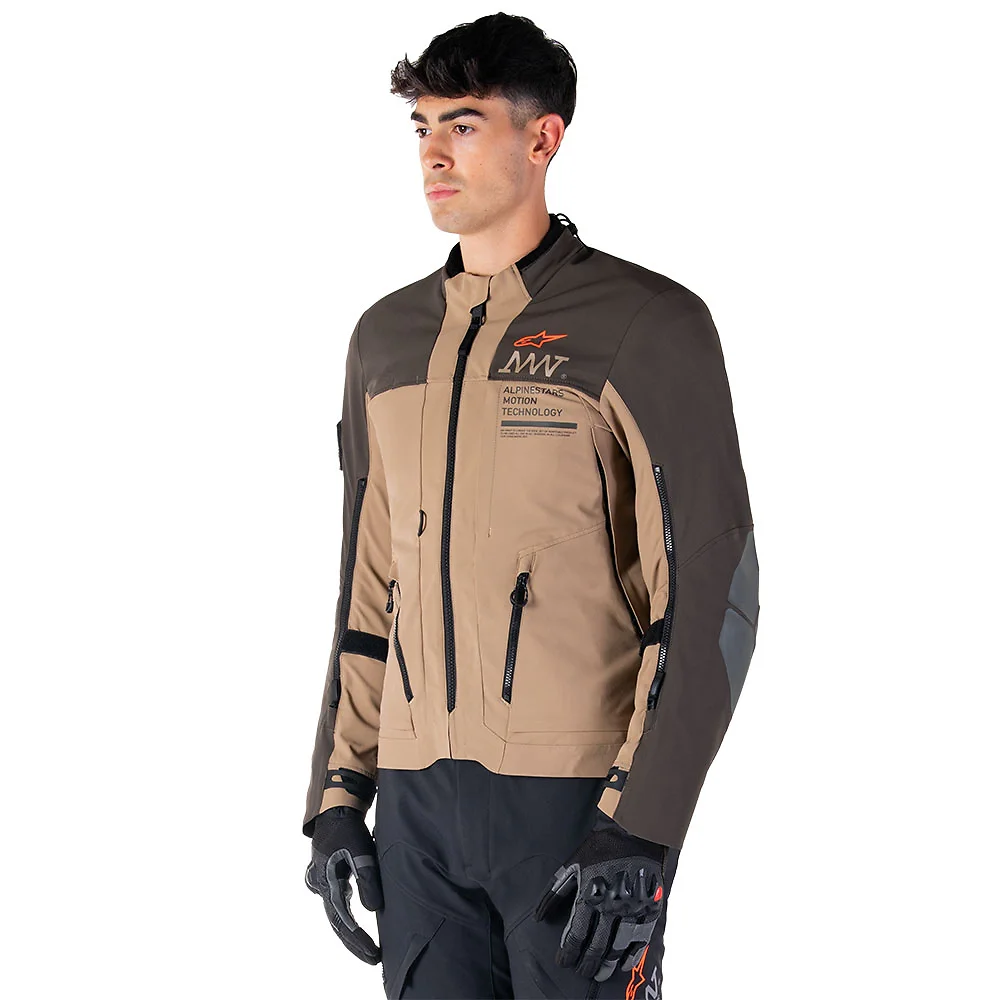 Vista frontal y diseño de calota del AMT-8 Stretch Drystar® XF / Chaqueta Alpinestars - Moto Garage Miami