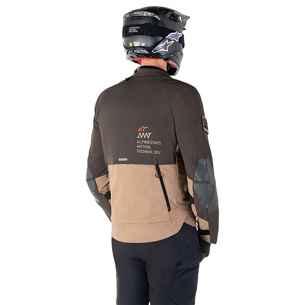 Vista frontal y diseño de calota del AMT-8 Stretch Drystar® XF / Chaqueta Alpinestars - Moto Garage Miami