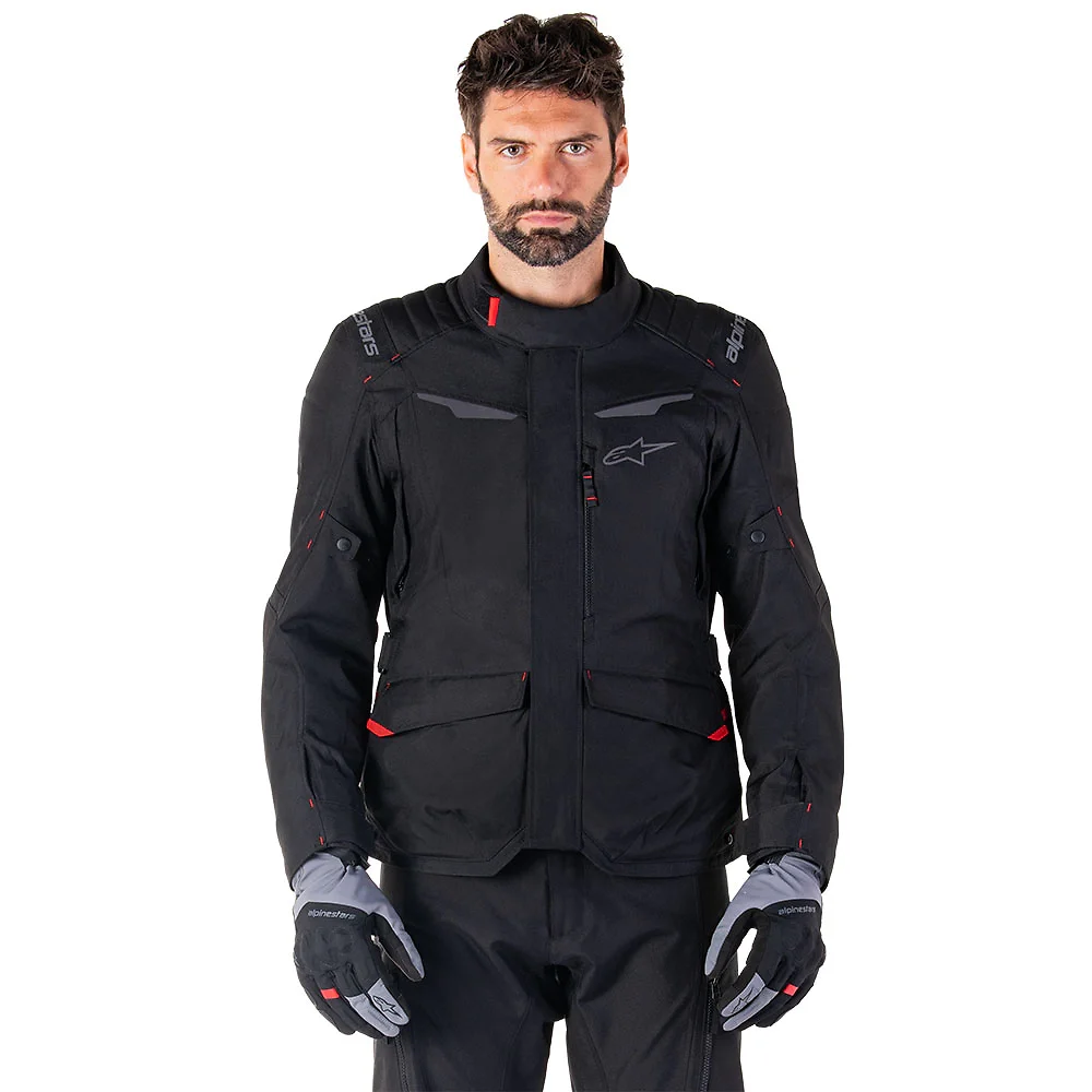 Detalle posterior y spoiler integrado del equipamiento ST-1 Impermeable Chaqueta Alpinestars - Moto Garage Miami