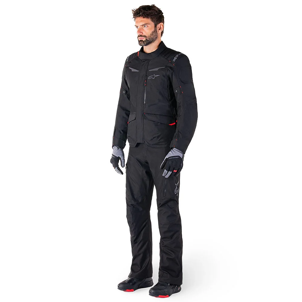 Detalle posterior y spoiler integrado del equipamiento ST-1 Impermeable Chaqueta Alpinestars - Moto Garage Miami