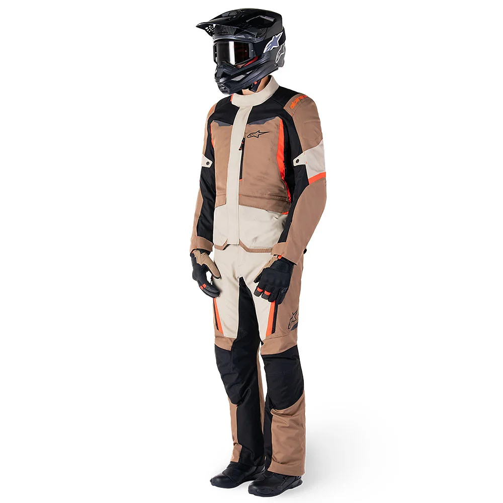 Detalle posterior y spoiler integrado del equipamiento ST-1 Impermeable Chaqueta Alpinestars - Moto Garage Miami
