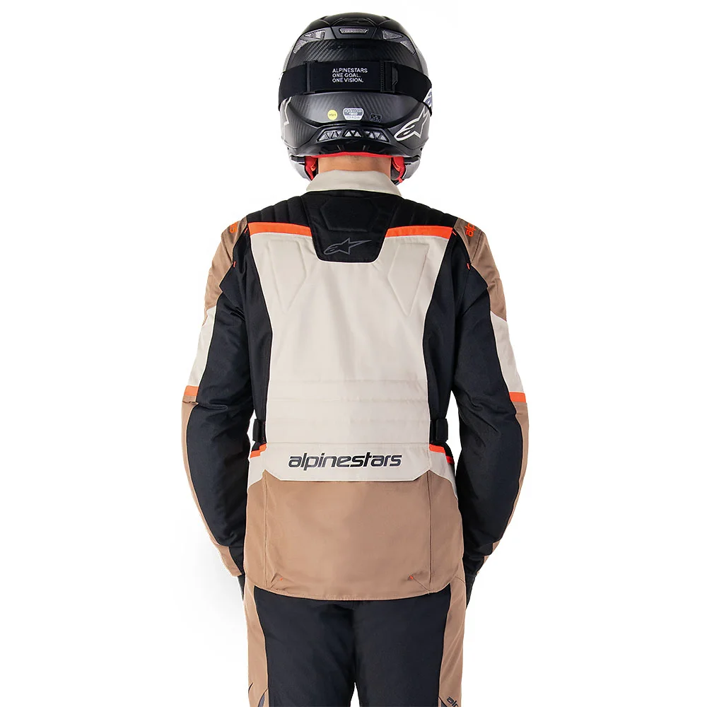 Detalle posterior y spoiler integrado del equipamiento ST-1 Impermeable Chaqueta Alpinestars - Moto Garage Miami