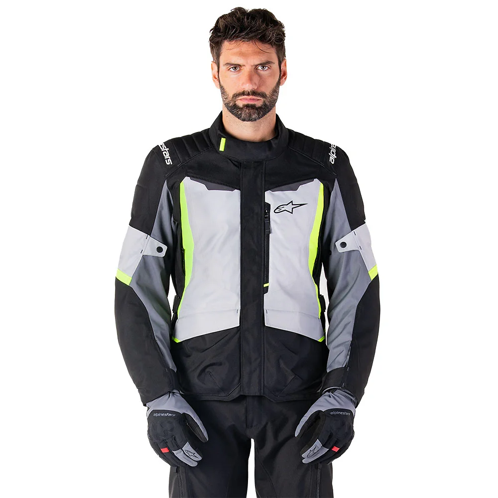 Detalle posterior y spoiler integrado del equipamiento ST-1 Impermeable Chaqueta Alpinestars - Moto Garage Miami