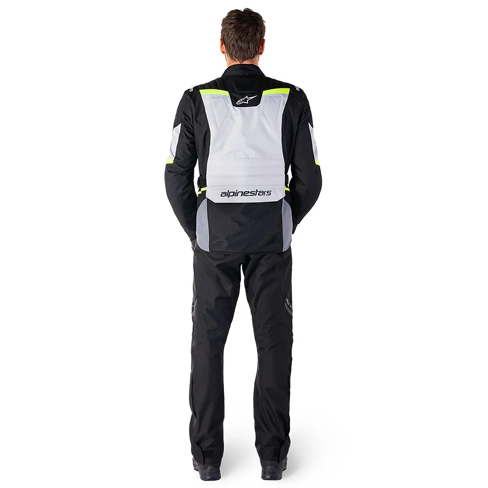 Detalle posterior y spoiler integrado del equipamiento ST-1 Impermeable Chaqueta Alpinestars - Moto Garage Miami