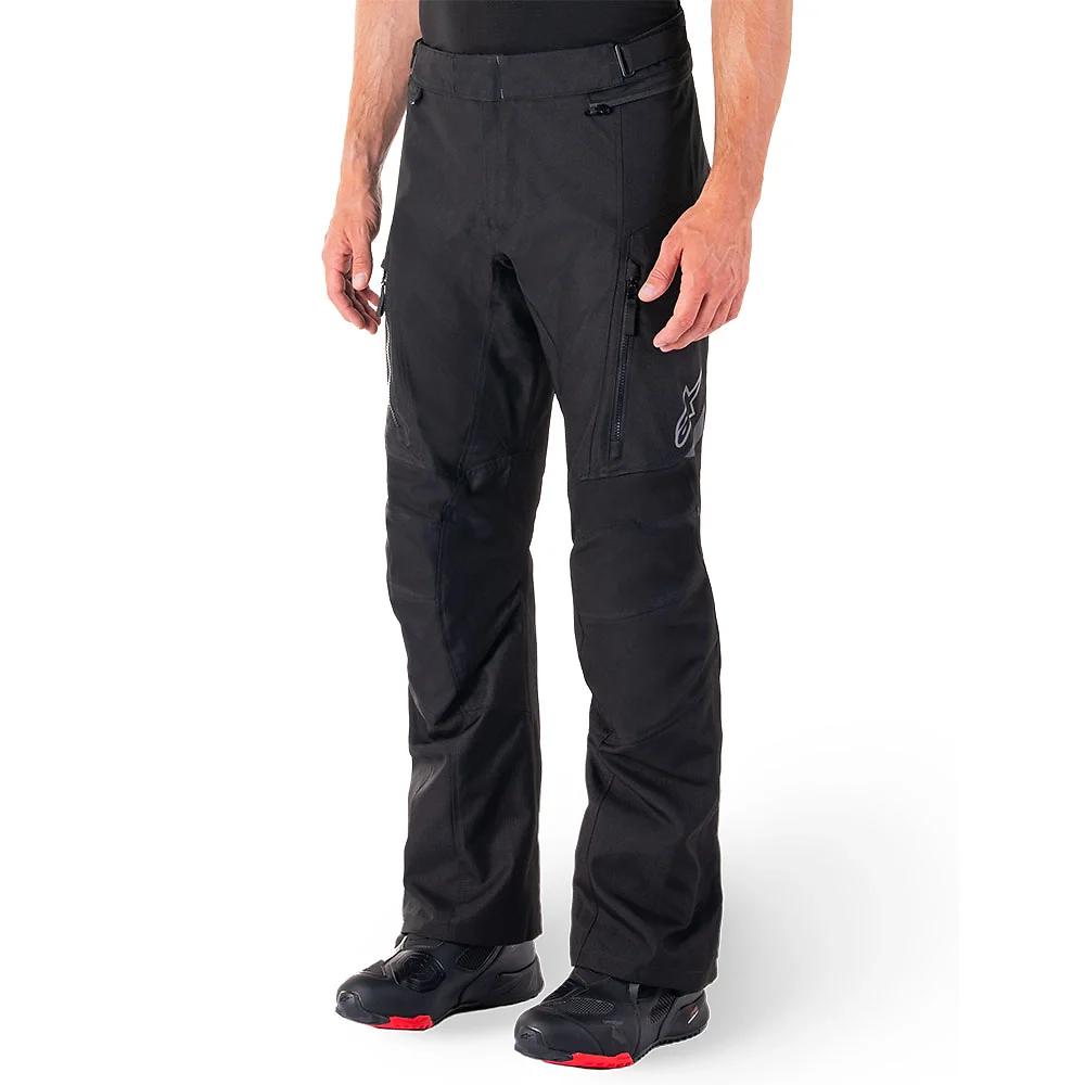 Primer plano de la construcción y material del ST-1 Impermeable Pant Alpinestars - Moto Garage Miami