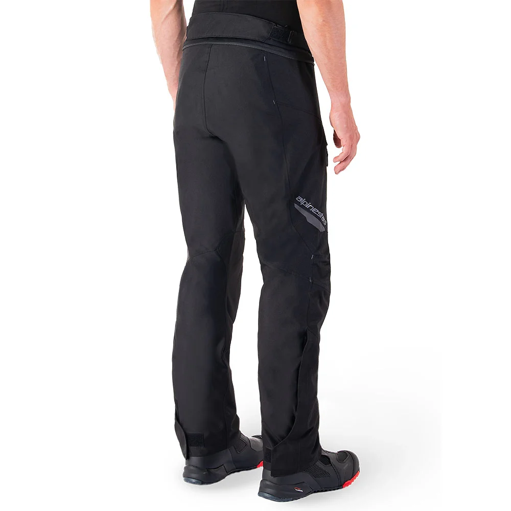 Vista frontal y diseño de calota del ST-1 Impermeable Pant Alpinestars - Moto Garage Miami
