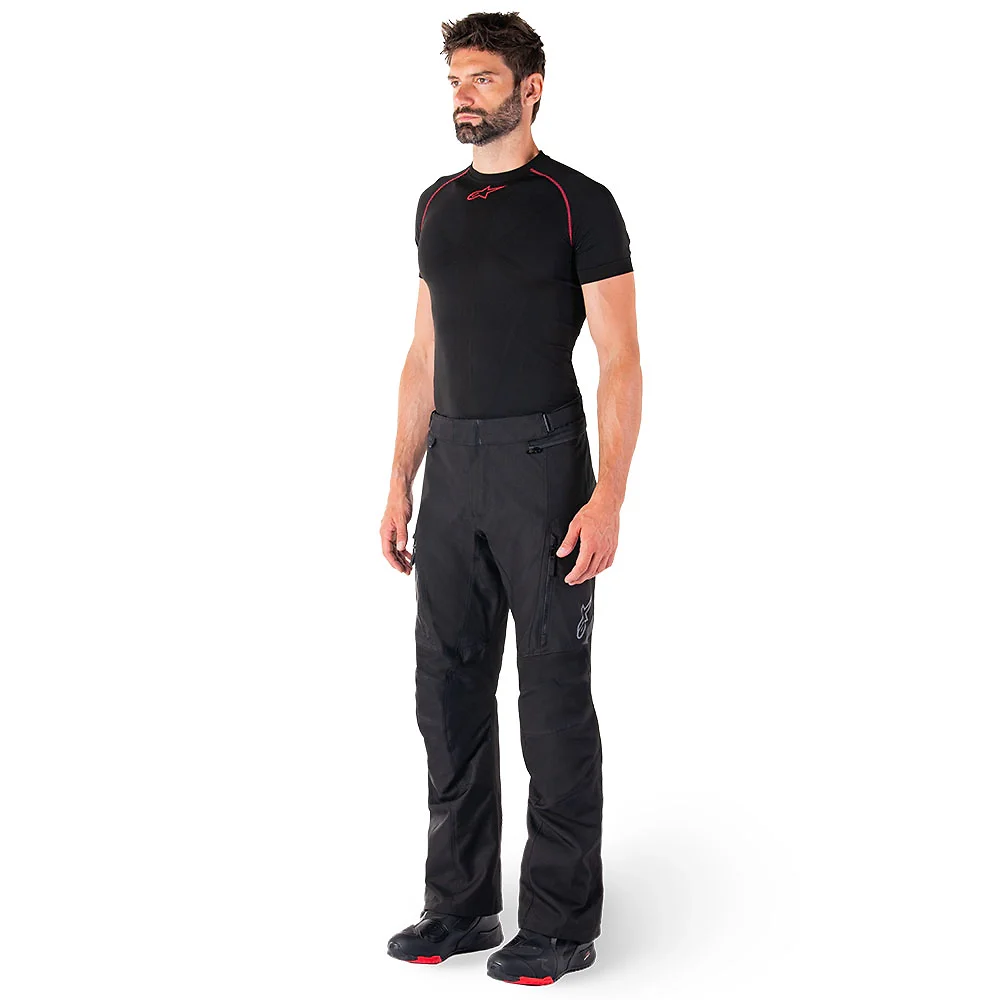 Detalle posterior y spoiler integrado del equipamiento ST-1 Impermeable Pant Alpinestars - Moto Garage Miami
