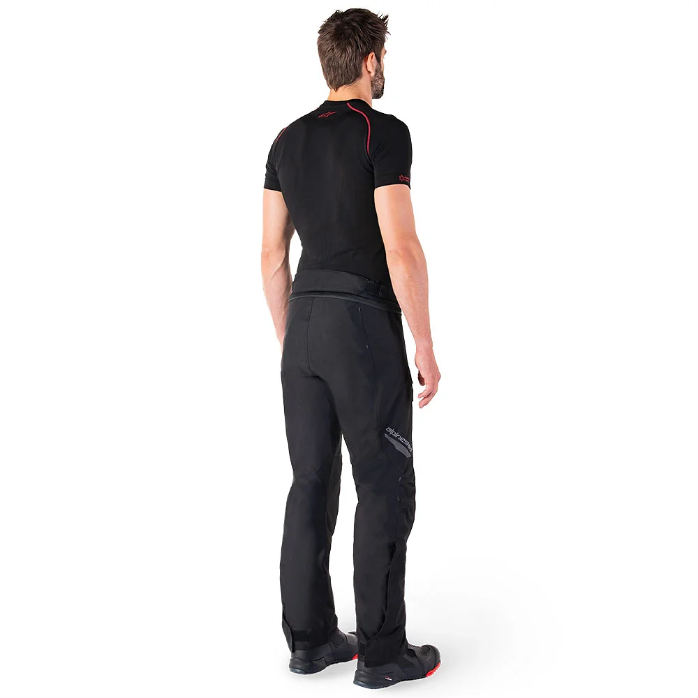 Primer plano de la construcción y material del ST-1 Impermeable Pant Alpinestars - Moto Garage Miami