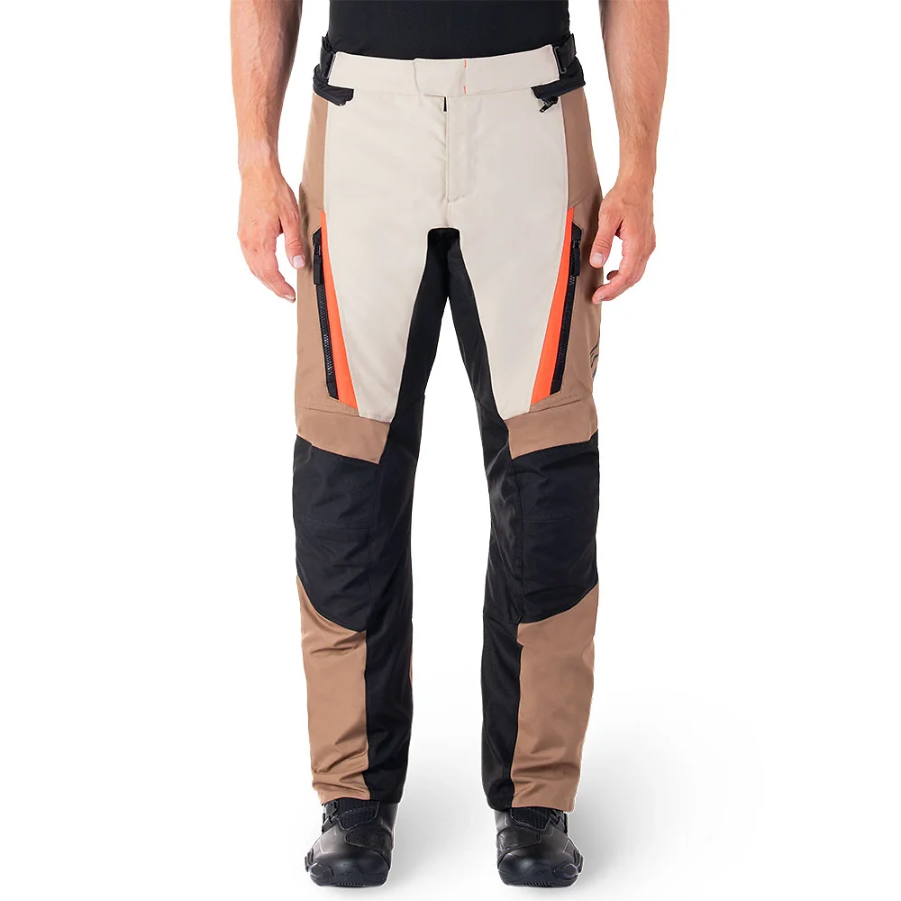 Detalle posterior y spoiler integrado del equipamiento ST-1 Impermeable Pant Alpinestars - Moto Garage Miami