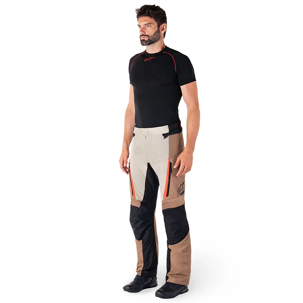 Detalle posterior y spoiler integrado del equipamiento ST-1 Impermeable Pant Alpinestars - Moto Garage Miami