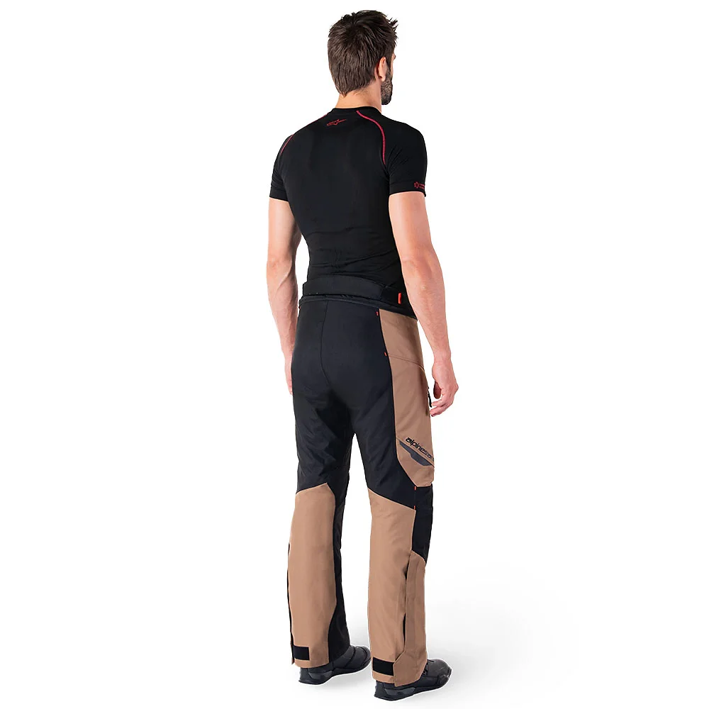 Primer plano de la construcción y material del ST-1 Impermeable Pant Alpinestars - Moto Garage Miami