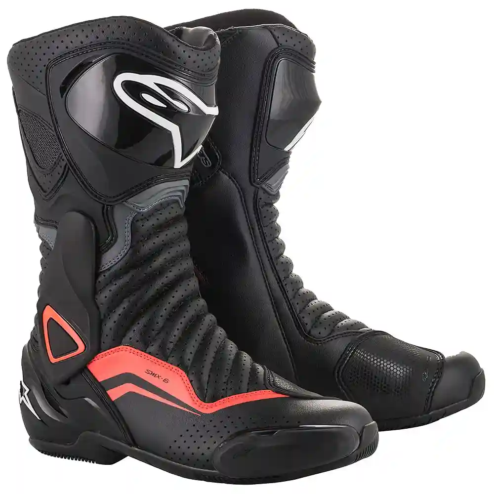 Detalle de pintura y diseño en tonalidad Negro/Gris/Rojo Fluor, 48 del SMX-6 V2 Ventiladas Botas - Moto Garage Miami