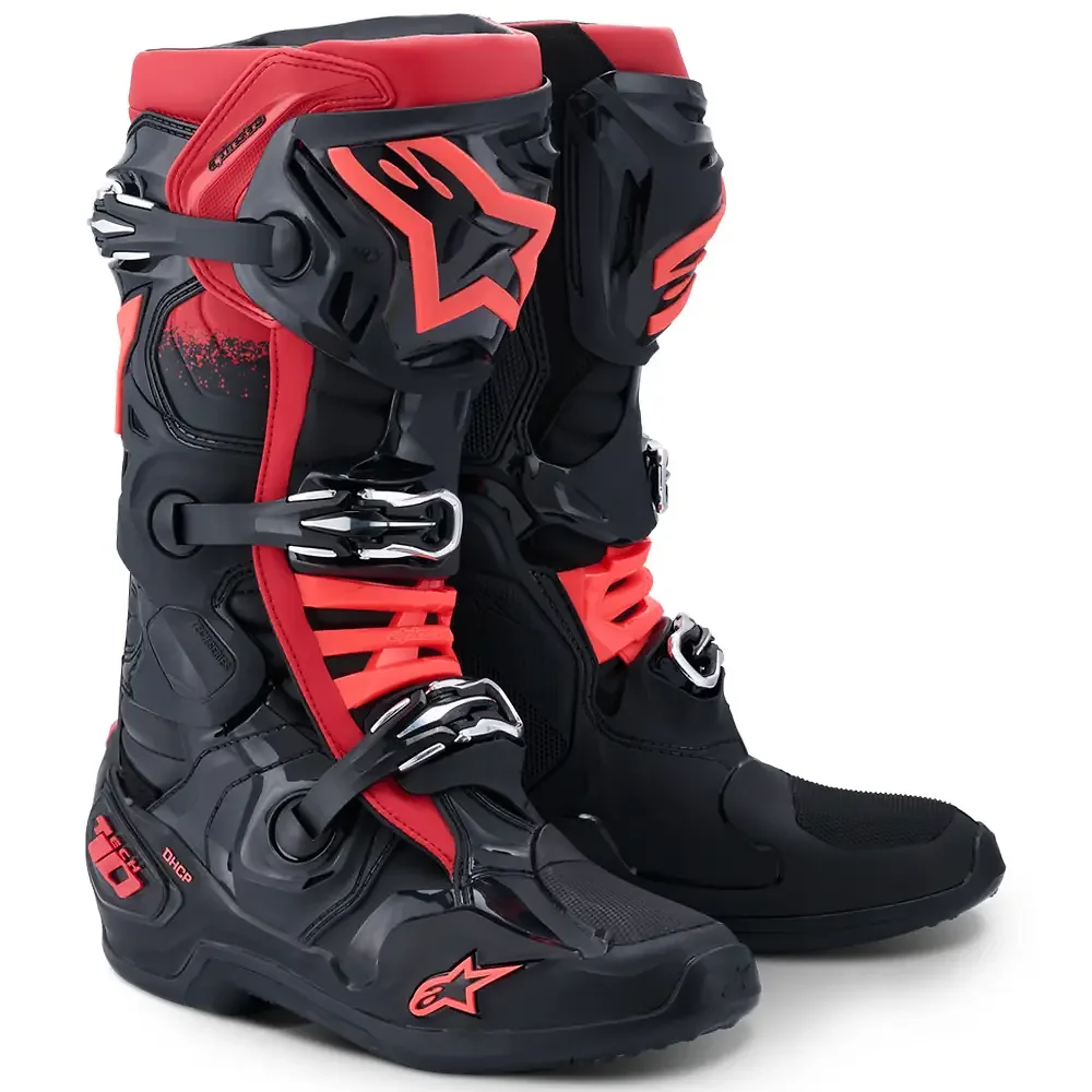 Detalle de pintura y diseño en tonalidad Negro/Rojo, 13 del TECH 10 Botas - Moto Garage Miami