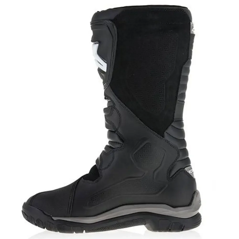 Acabados interiores y sistema de retención del modelo Corozal Adventure Drystar® / Botas Alpinestars - Moto Garage Miami