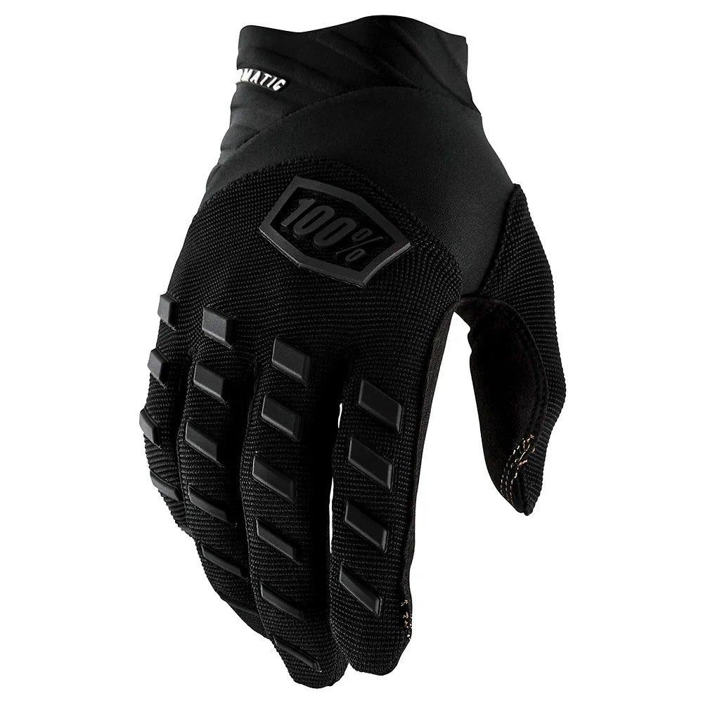 Detalle de pintura y diseño en tonalidad Negro/Carbón, XL del Guantes 100% AIRMATIC Juvenil - Moto Garage Miami