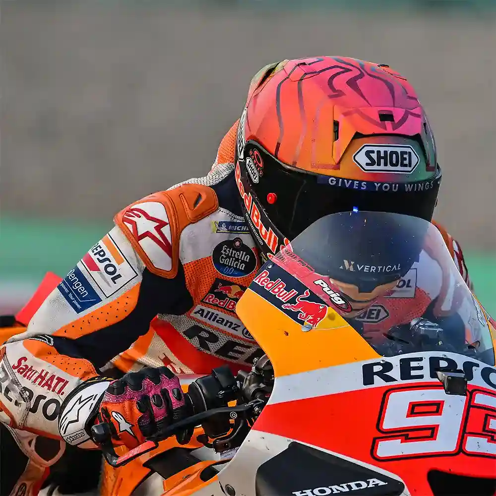 Detalle posterior y spoiler integrado del equipamiento X-FIFTEEN MARQUEZ HOLI / Casco SHOEI - Moto Garage Miami