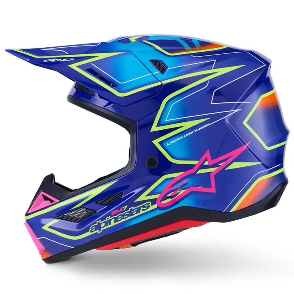Detalle posterior y spoiler integrado del equipamiento SM7 CAST - Casco Alpinestars - Moto Garage Miami
