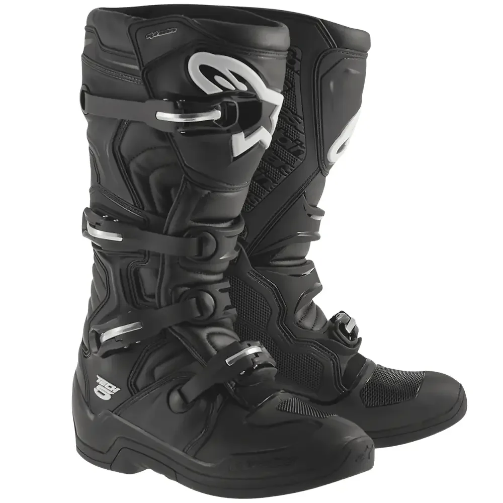 Materiales y estética visual de la versión Negro, 16 del Tech 5 Botas - Moto Garage Miami