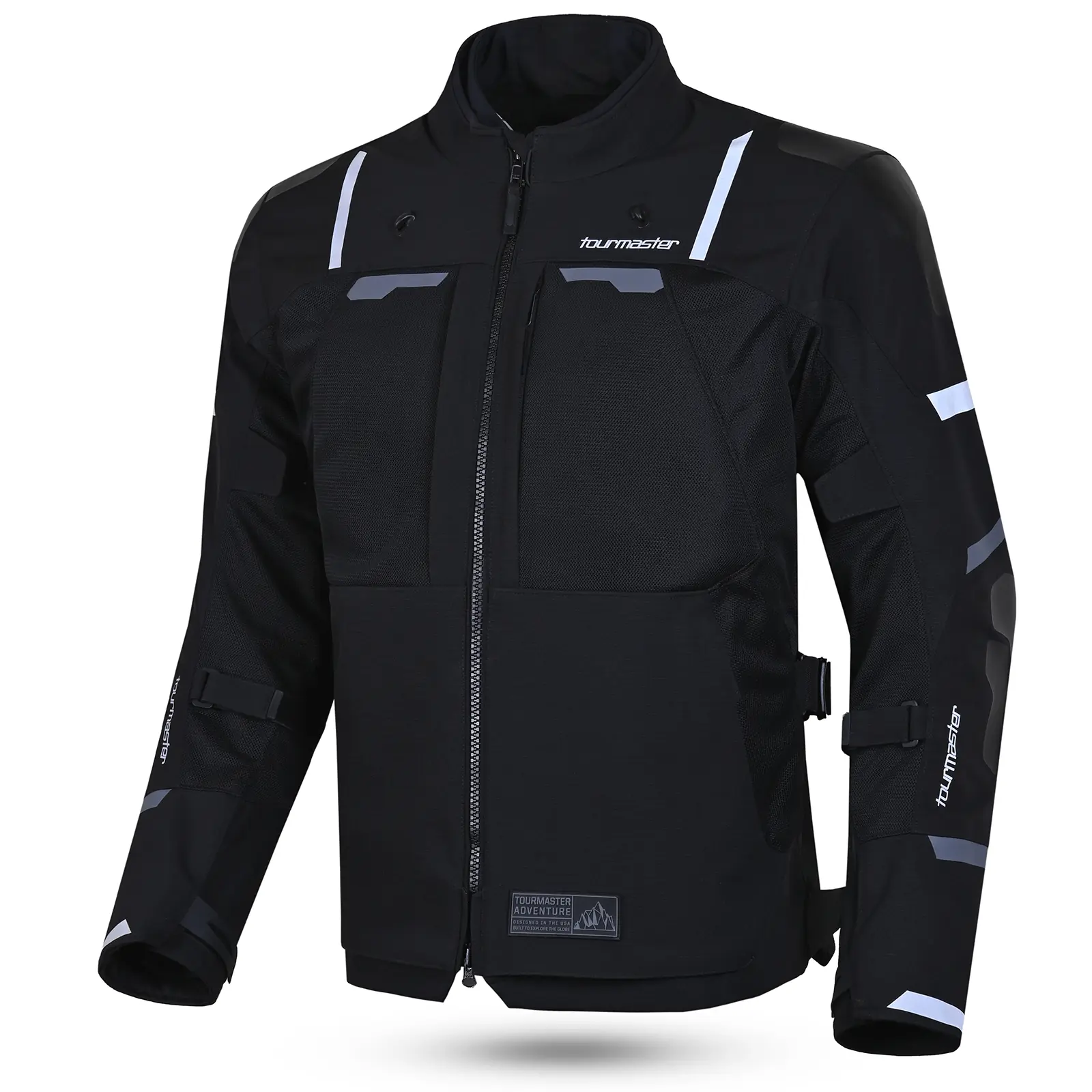 Chaqueta de motocicleta Tourmaster Adventure negra con cremallera frontal, cuello alto, paneles de malla transpirables en pecho y brazos, y detalles reflectantes en hombros y mangas. Logotipo 'tourmaster' visible en el pecho y el brazo.