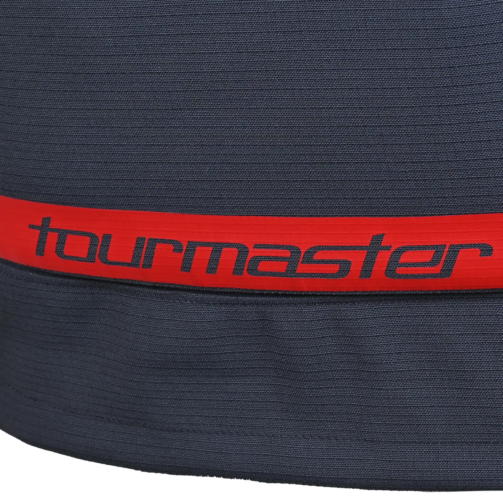Primer plano del tejido de equipamiento Tourmaster en color gris oscuro con banda roja y logotipo 'tourmaster' en relieve.