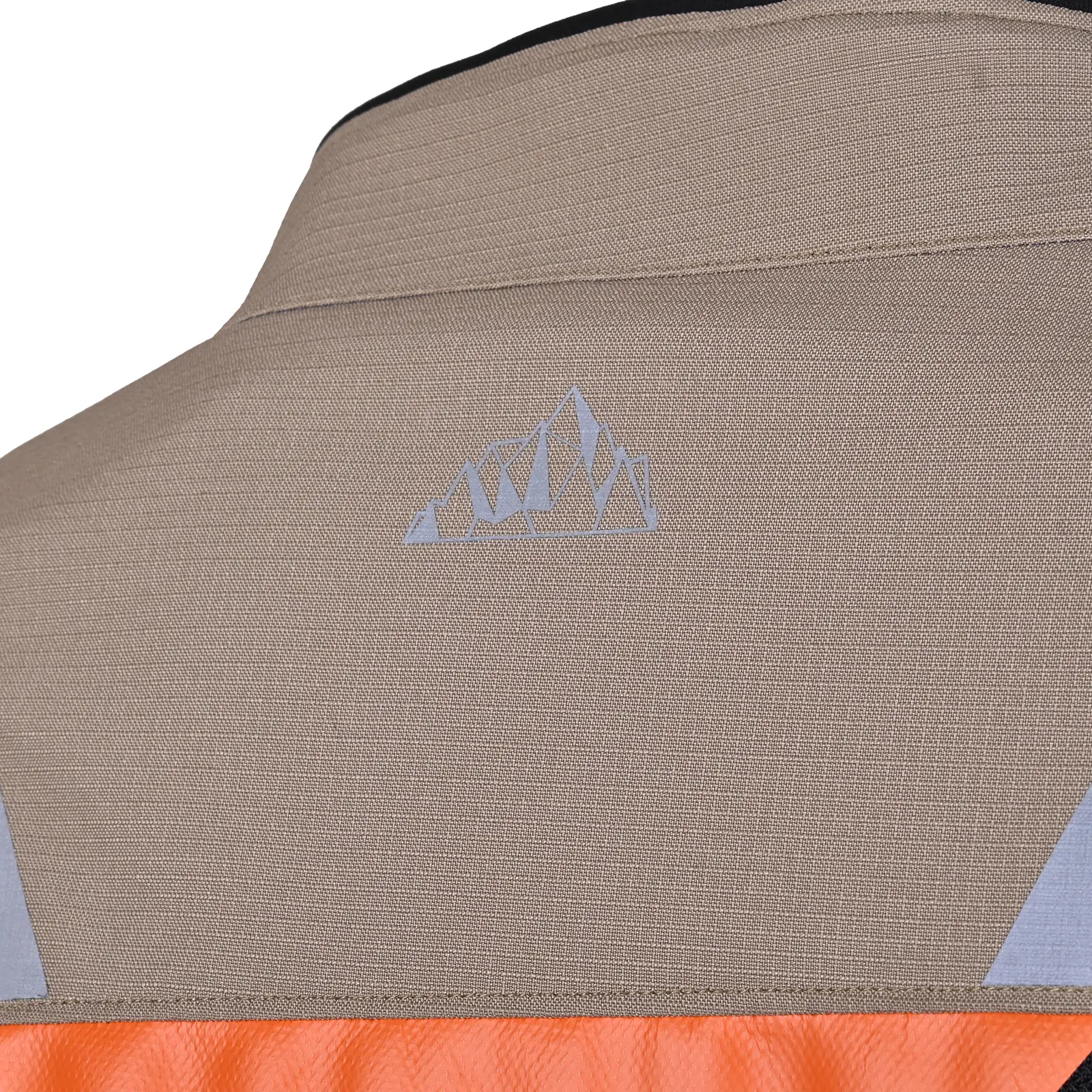 Detalle de la espalda de una chaqueta de moto color caqui con un logo reflectante en forma de montaña.