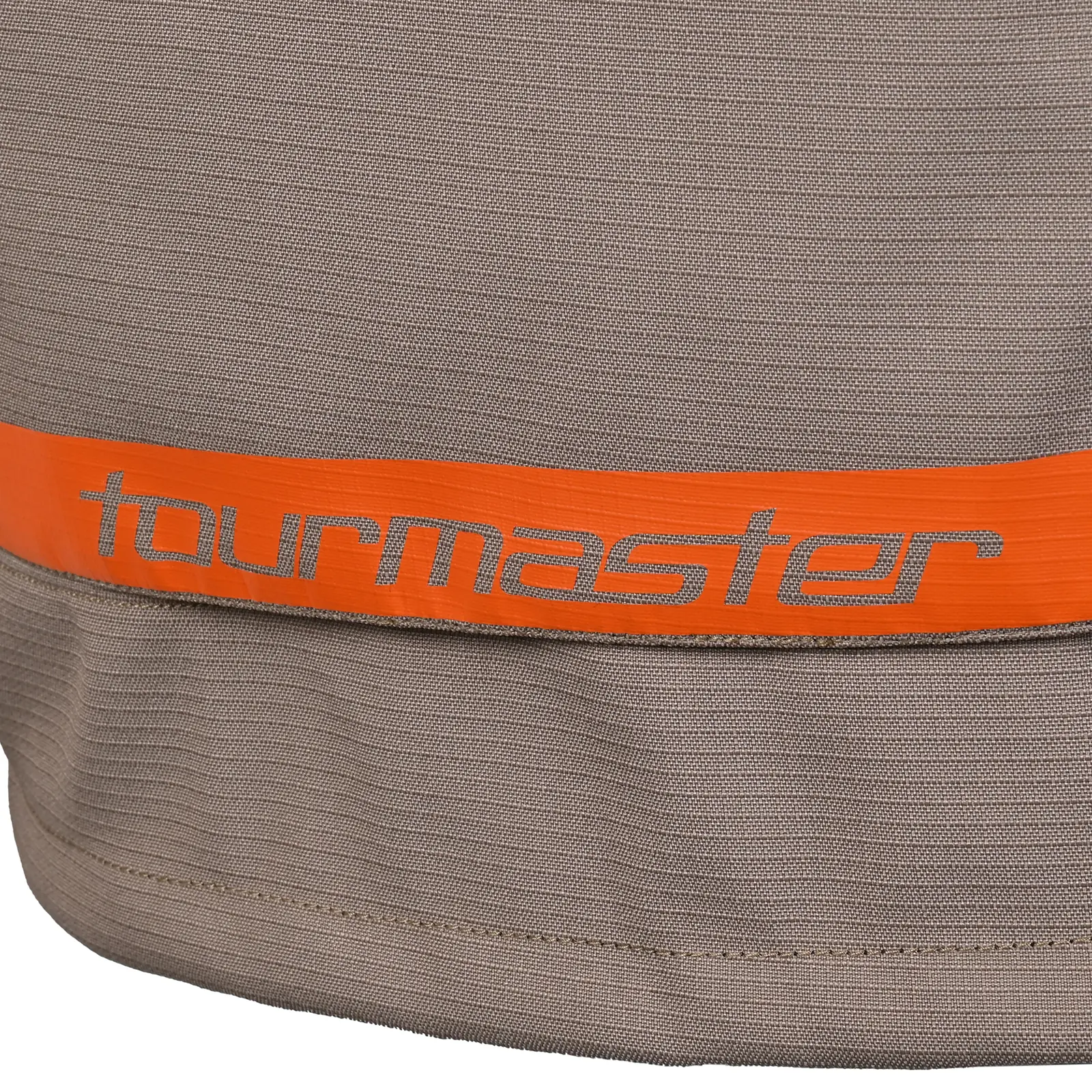 Logotipo Tourmaster en relieve sobre banda naranja en tejido técnico grisáceo