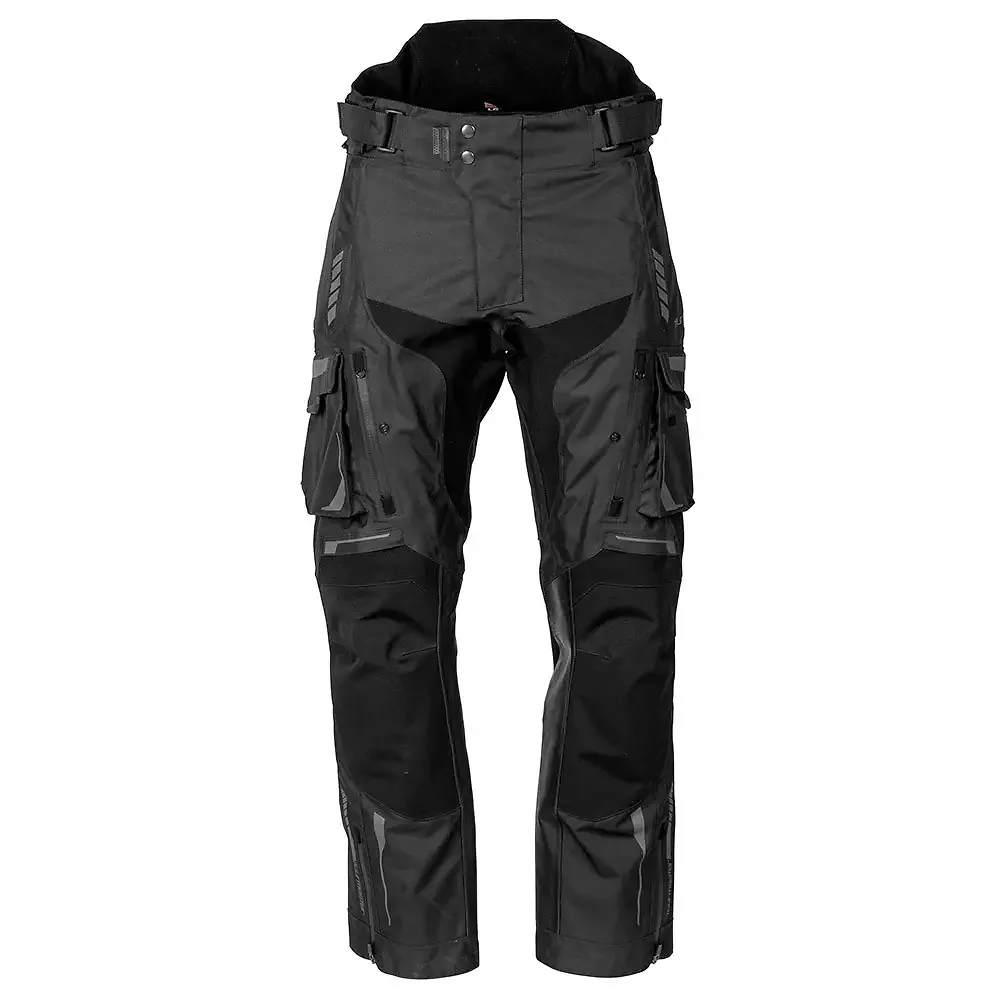 Detalle de pintura y diseño en tonalidad Negro/Negro, 3XL del Pant HIGHLANDER - Moto Garage Miami