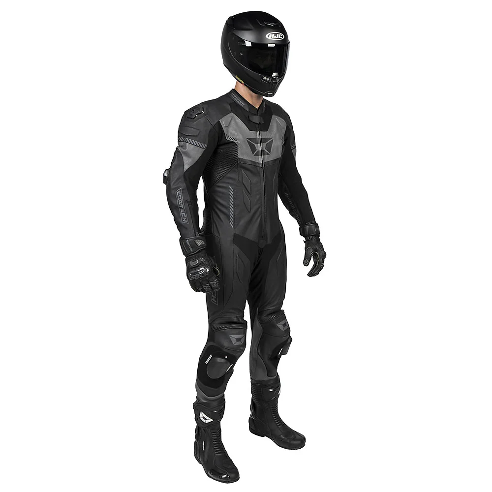 Primer plano de la construcción y material del REVO SPORT AIR Traje de cuero Cortech - Moto Garage Miami